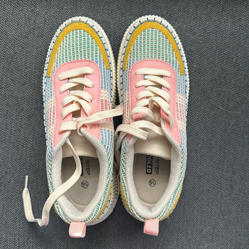 Tennis shoes